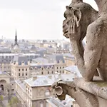 Historic Paris Apartment Steps From Notre Dame And Louvre - Limited Offer