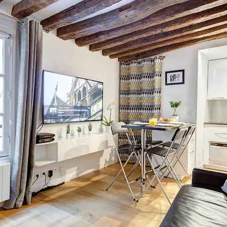 Historic Steps From Notre Dame And Louvre - Limited Offer *